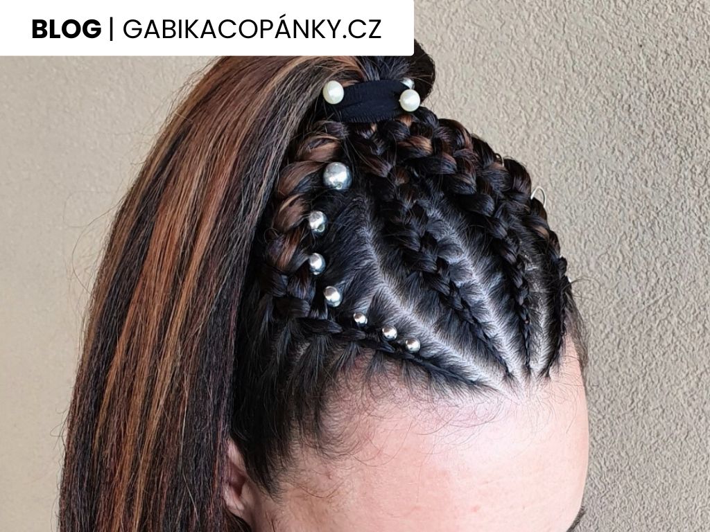 Pomůcky používané při konečném pletení a zdobení copánků